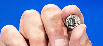 Hihetetlenül kicsi, körömnyi méretű miniszámítógépet mutatott be az Intel