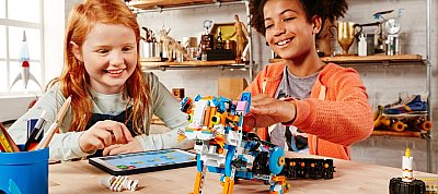 Robotépítő és -programozó eszközöket kaptak a debreceni nemzetközi iskola diákjai